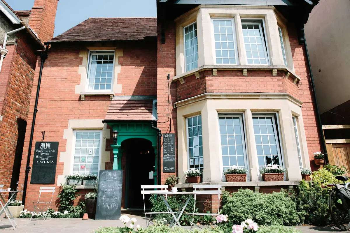 alternative wedding venues in Oxfordshire (www.philippajamesphotography.com)