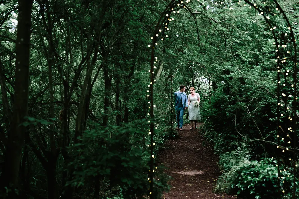 MARRIED COUPLE WALKING TO THE PERCH INN OXFORD | OXFORD WEDDING PHOTOGRAPHY
