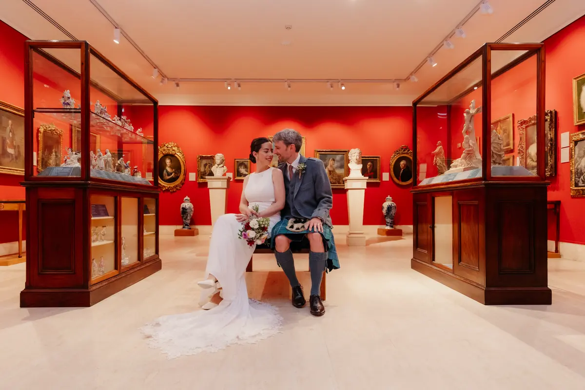Wedding couple kissing in Ashmolean Museum Oxford